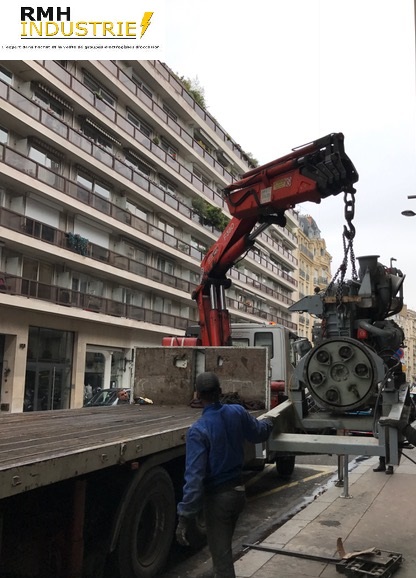 Chantier : Paris 16 (2016) Description : Dépose évacuation d'un groupe électrogène de 6 Tonne en sous sol -1 enlèvement par trappe +  dépose d'un échappement et d'une armoire de commande